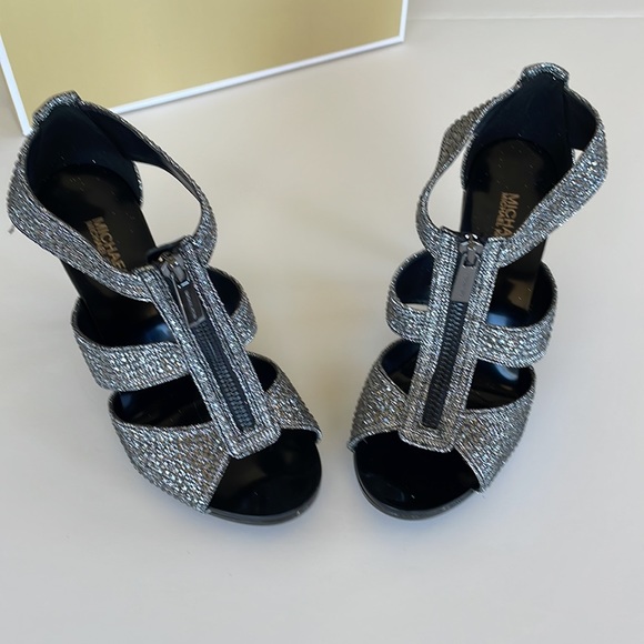 NWT Michael Kors Berkley T Strap Silver 6 M - Picture 13 of 16